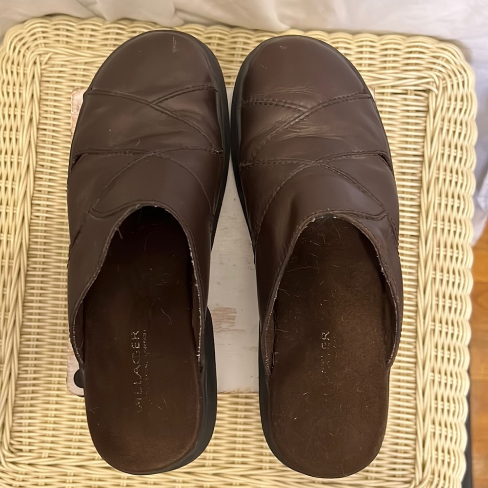 Villager Womens Shoes , A Liz Claiborne Co Brown Slip-On Solid Toe.